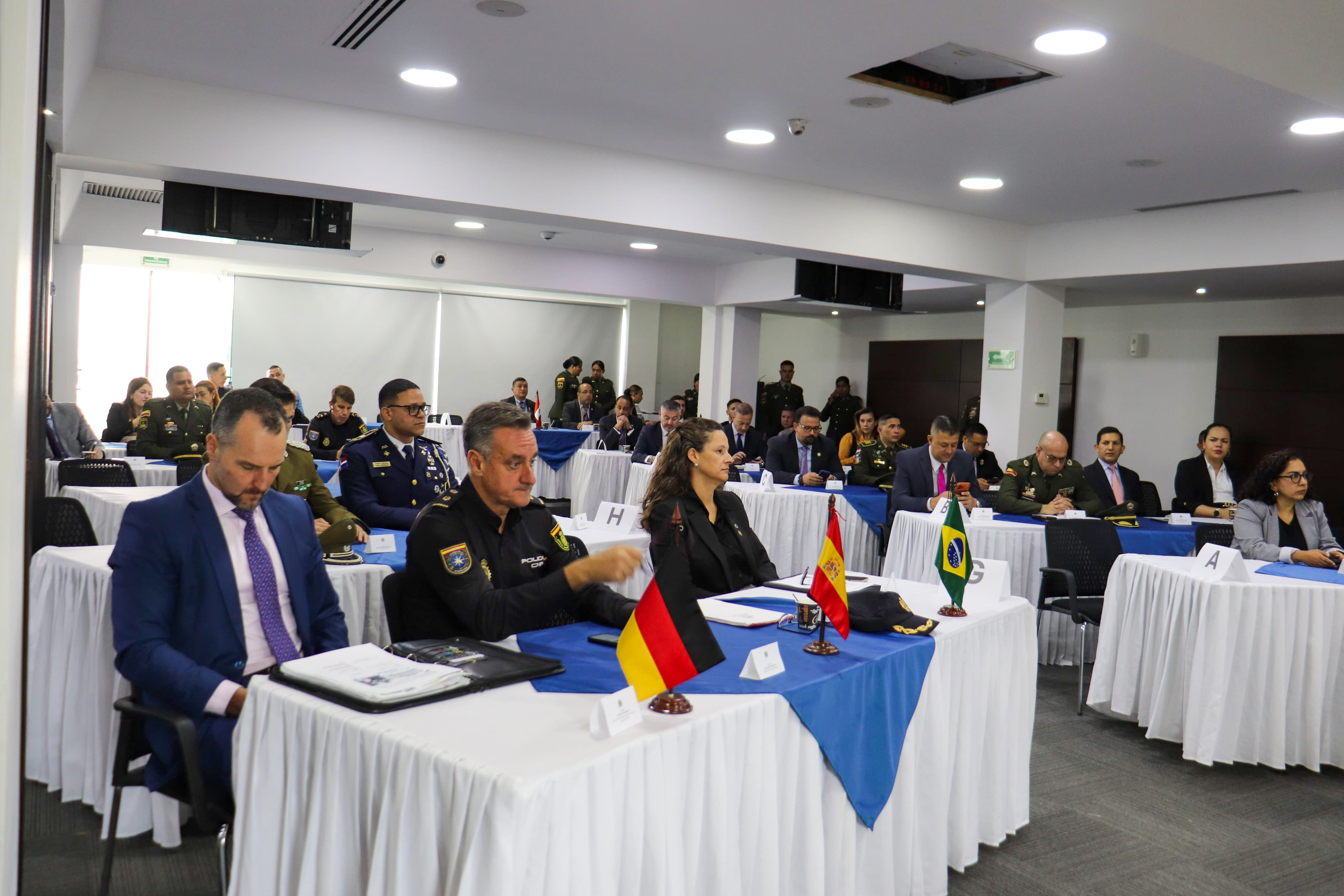 Representantes de instituciones policiales y organismos internacionales durante una de las sesiones del foro sobre cooperación internacional y trata de personas.