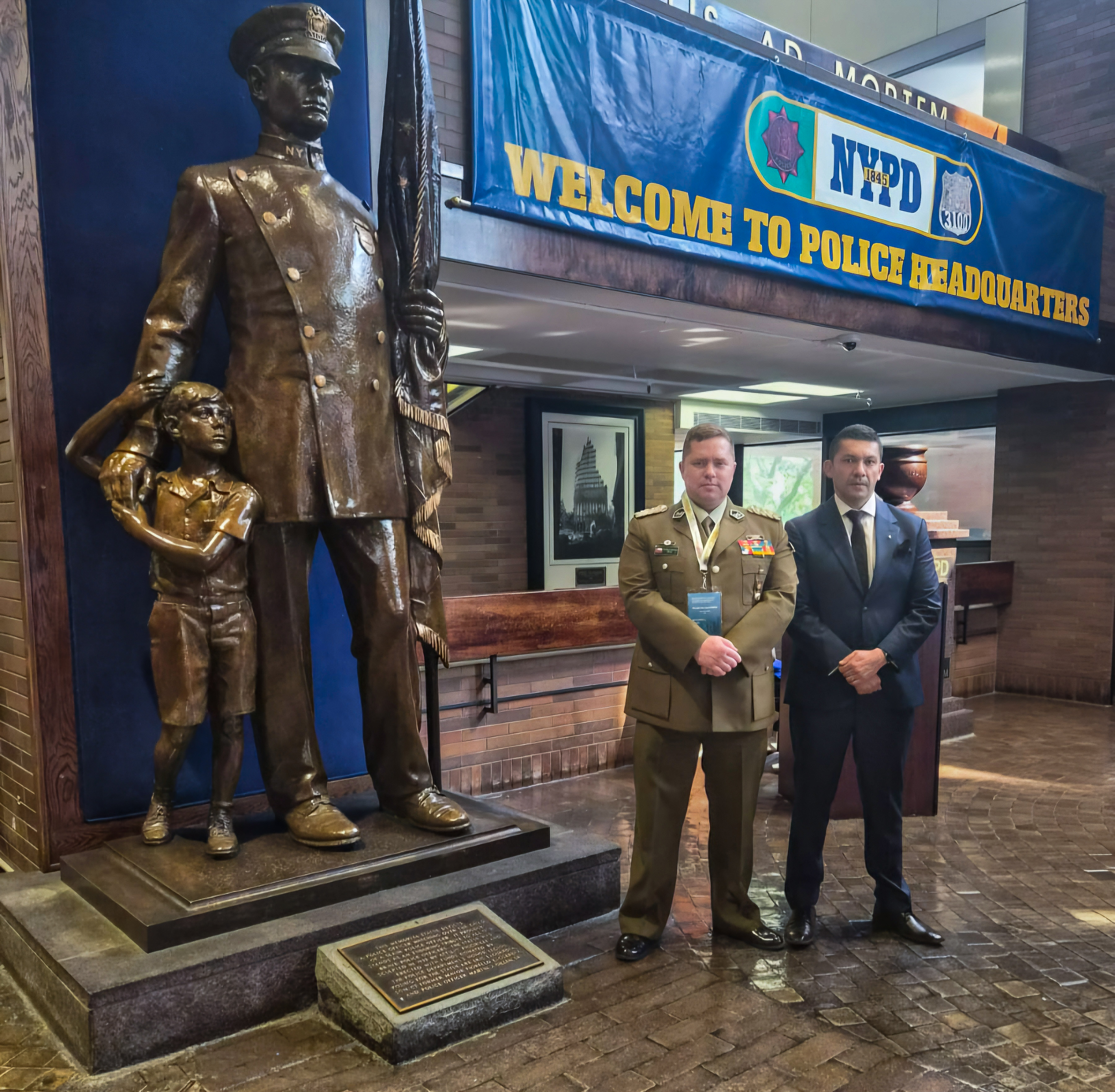 Delegados de la Secretaría Ejecutiva y de la Presidencia de AMERIPOL durante su visita institucional a la sede del Departamento de Policía de Nueva York (NYPD), como parte de la agenda de fortalecimiento de la cooperación policial internacional.