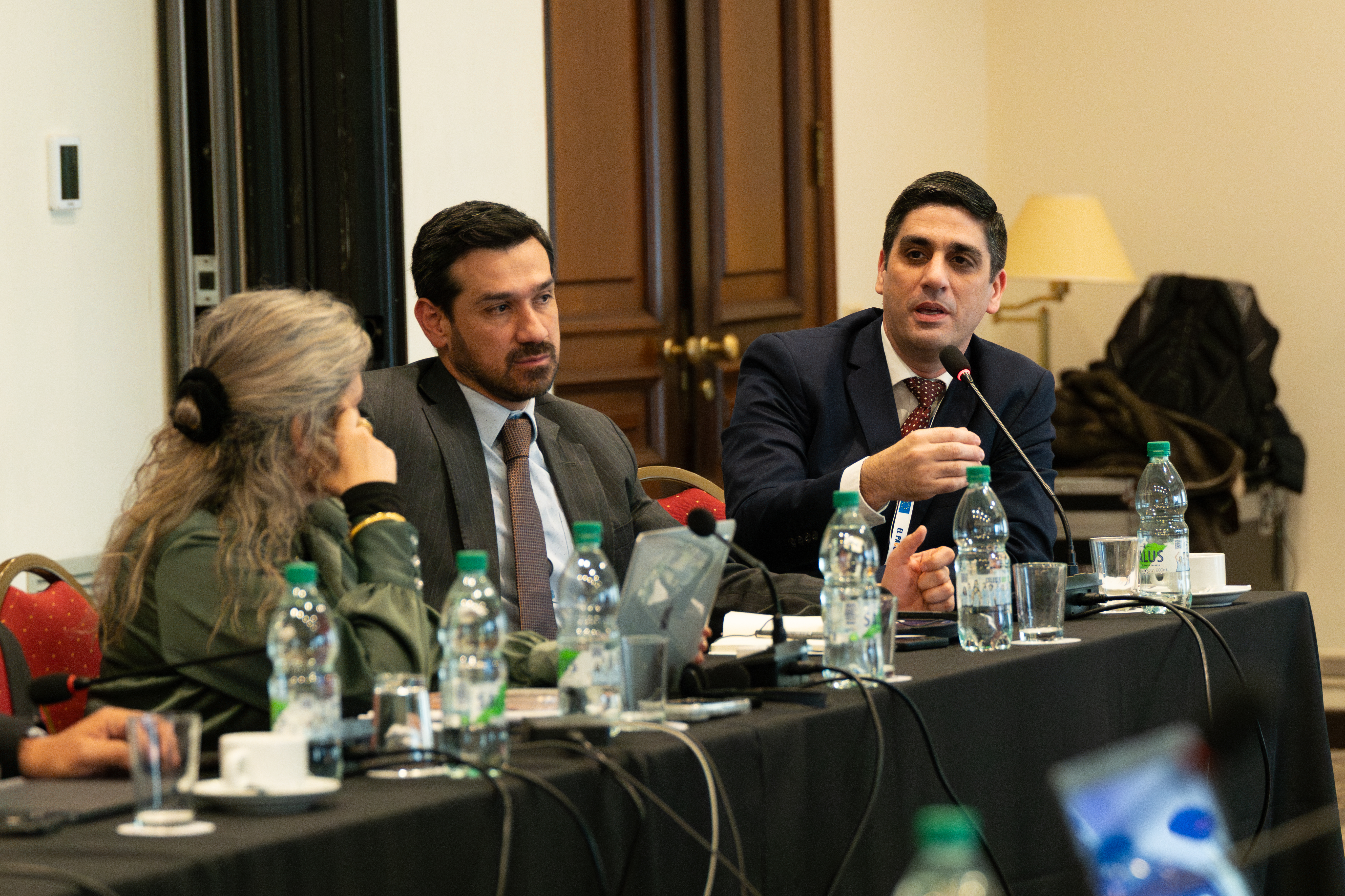 El comandante Maximiliano Báez, director del Centro Especializado contra el Cibercrimen (AC3), durante su intervención en las mesas de trabajo del II Encuentro de Redes de EL PACCTO 2.0.