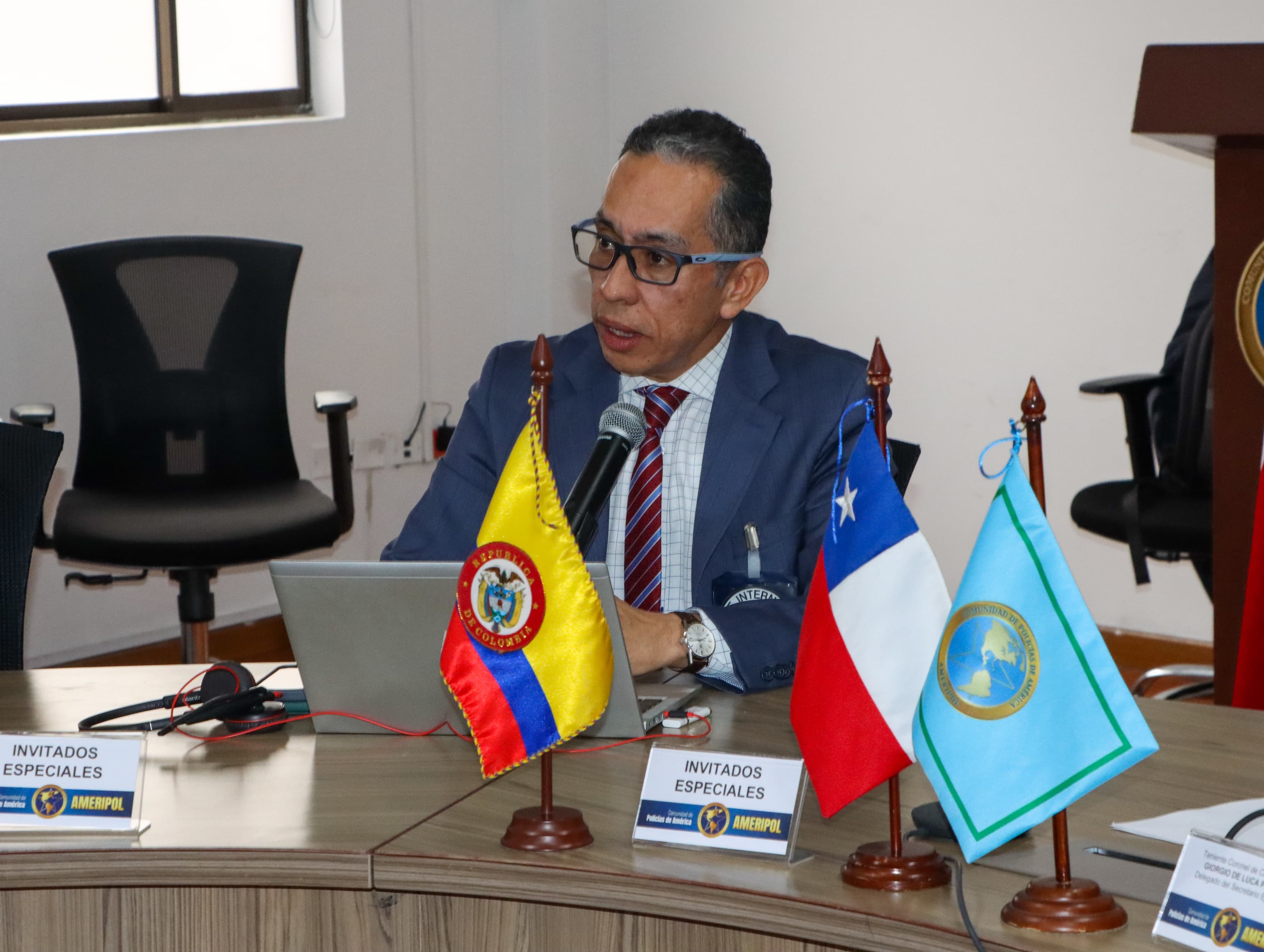 Desarrollo del webinar internacional organizado por AMERIPOL y el CICR sobre estándares internacionales para el uso de la fuerza.
