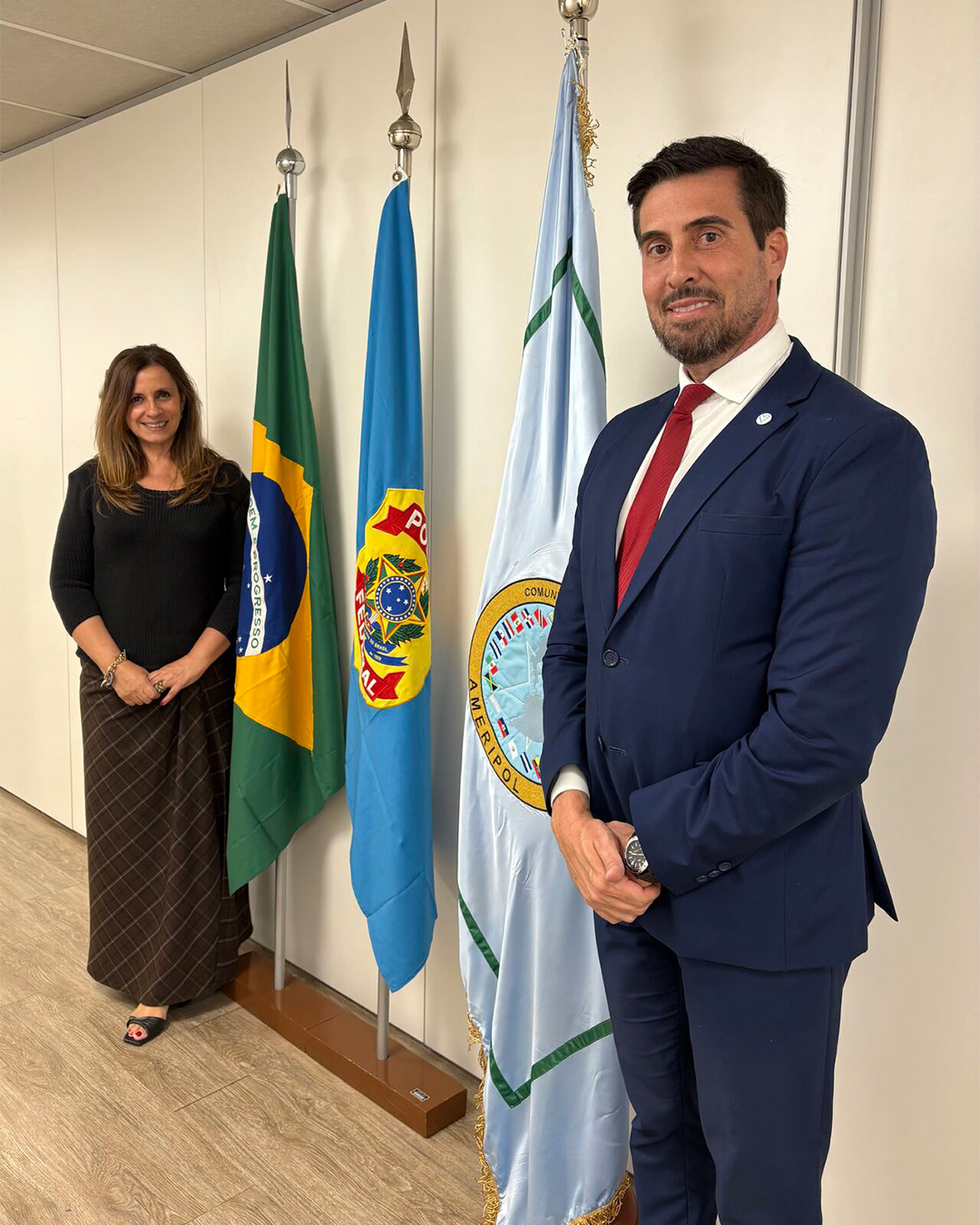 El director del CTT de AMERIPOL durante la reunión de trabajo con representante de IberRed.