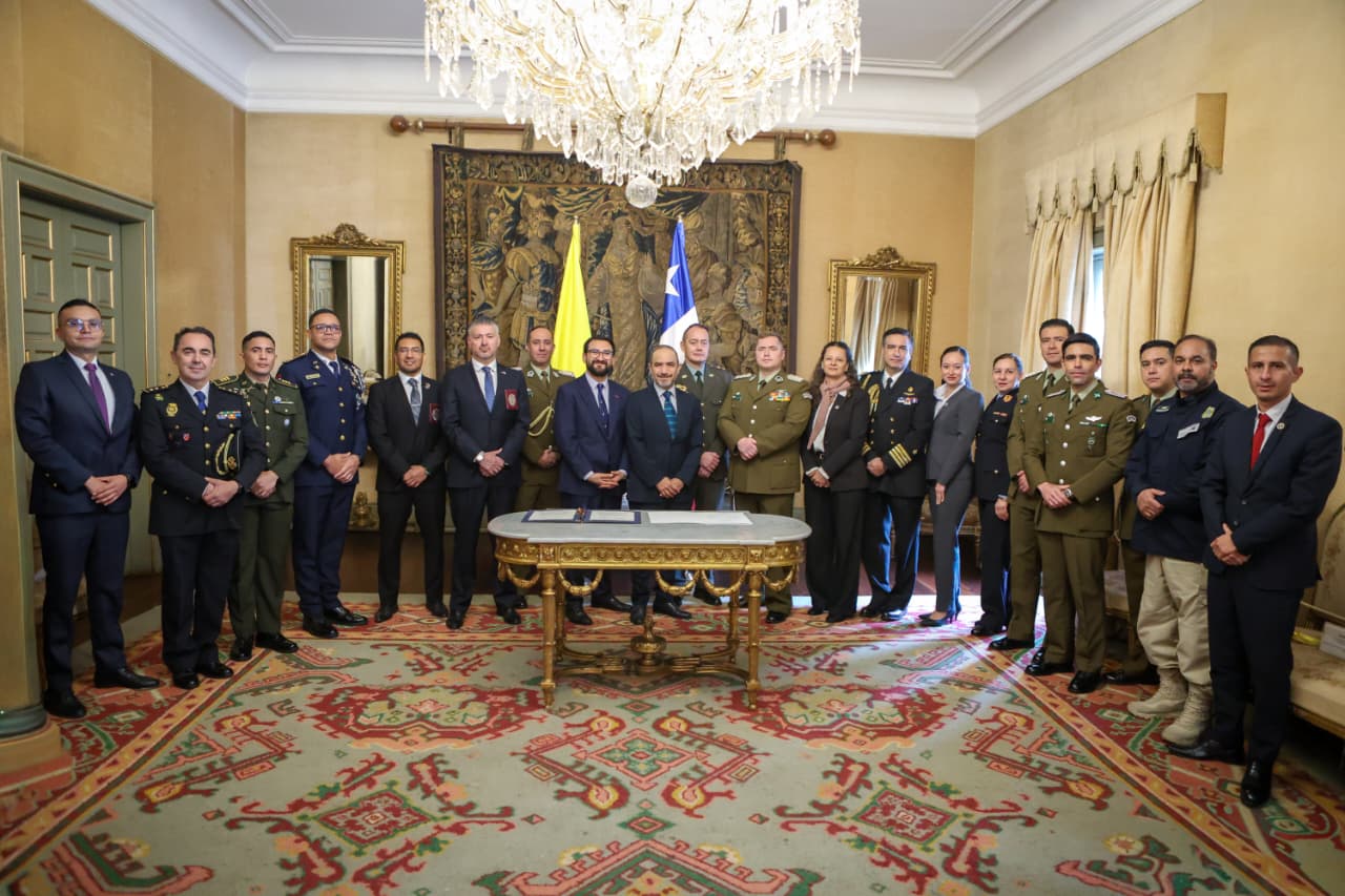Fotografía oficial de las autoridades y delegaciones participantes en la ceremonia de depósito del instrumento de ratificación del Tratado Constitutivo de AMERIPOL.