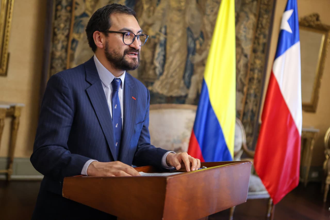 Víctor Hugo Muñoz López destacó el compromiso de la República de Chile con el fortalecimiento de la cooperación policial regional durante la ceremonia realizada en la Cancillería de Colombia.