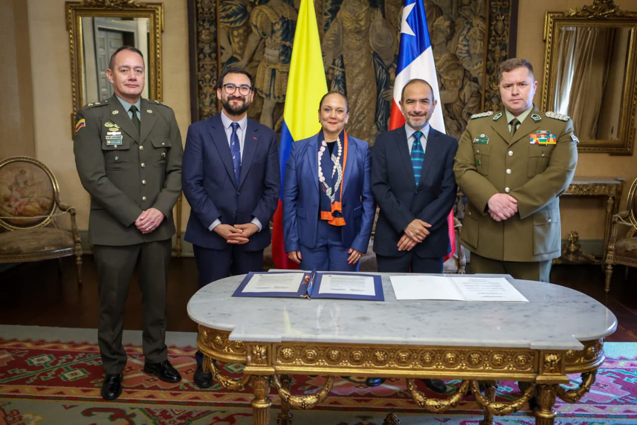 Autoridades participantes en la ceremonia de depósito del instrumento de ratificación del Tratado Constitutivo de AMERIPOL.