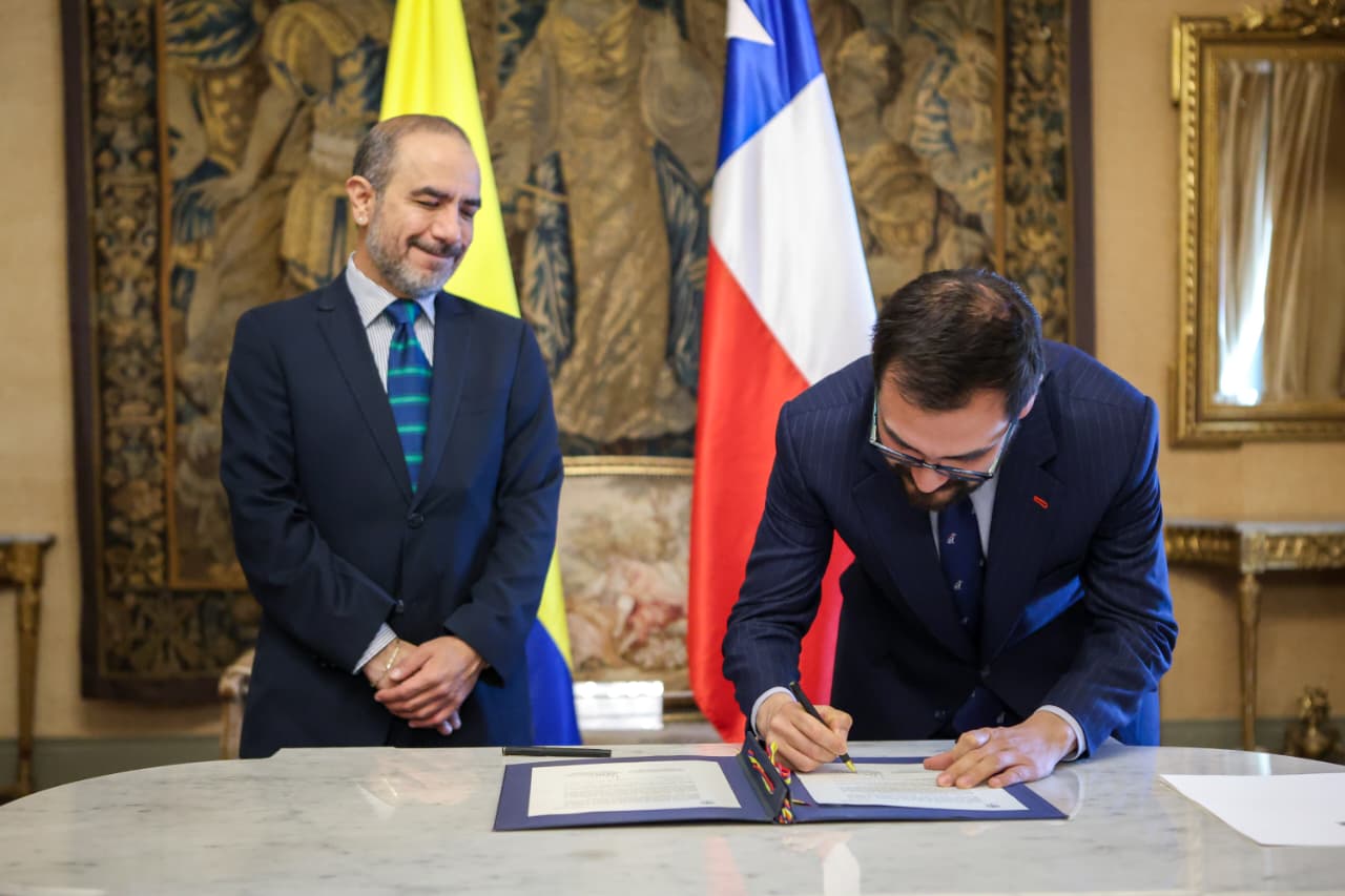 El señor Víctor Hugo Muñoz López suscribe el acto de depósito del instrumento de ratificación del Tratado Constitutivo de AMERIPOL, en representación de la República de Chile.