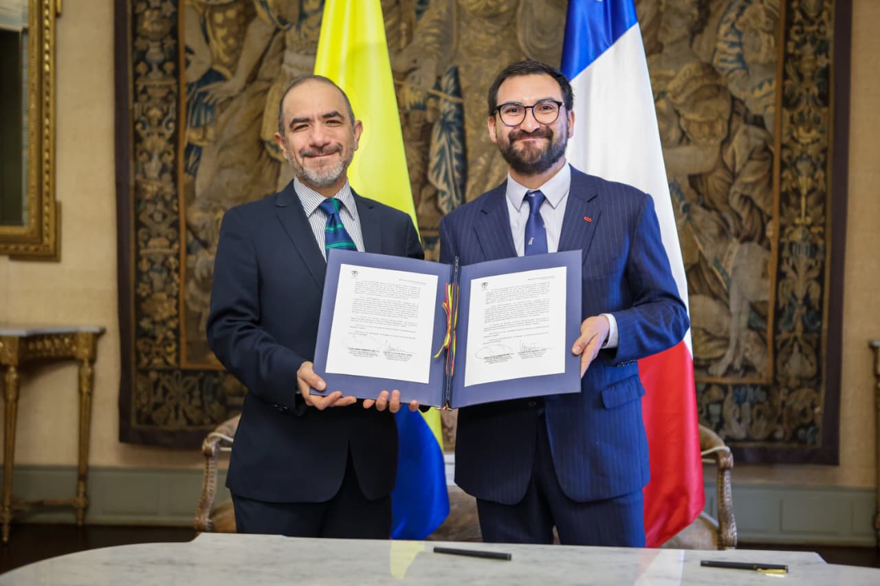 Autoridades de Chile y Colombia presentan el instrumento de ratificación del Tratado Constitutivo de AMERIPOL, durante la ceremonia protocolaria realizada en el Palacio San Carlos.
