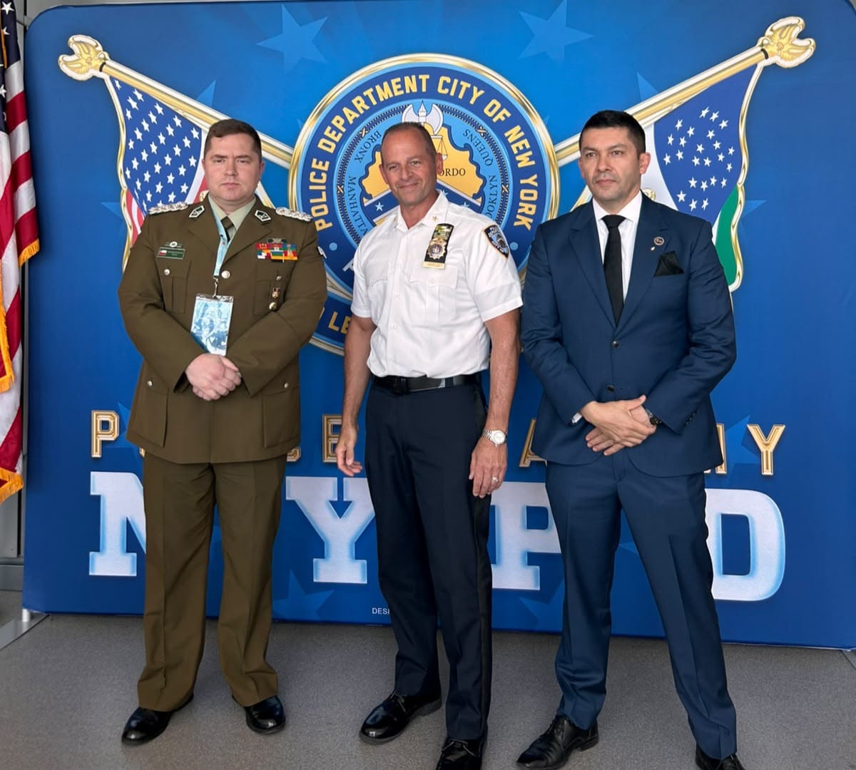 El Teniente Coronel Giorgio Stefano De Luca Piedra, Delegado del Secretario Ejecutivo de AMERIPOL, y el Teniente Coronel Diego Stetid Rodríguez Samora, Delegado de la Presidencia de AMERIPOL, junto al Deputy Chief Chris Morello, Commanding Officer de la Academia de Policía del Departamento de Policí